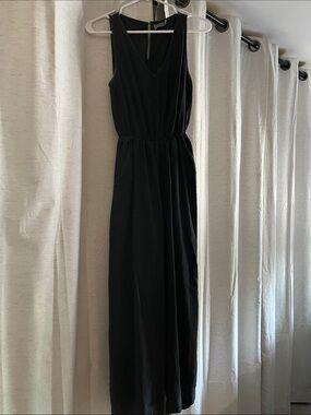 Classic Black Sleeveless V-Neck jumpsuit